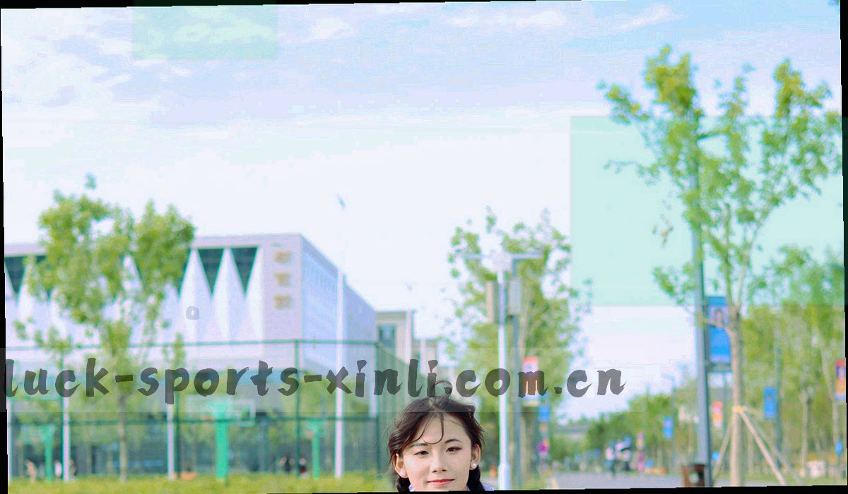赛前空场视角：球场灯光亮起，中线与中圈清晰，看台空无一人